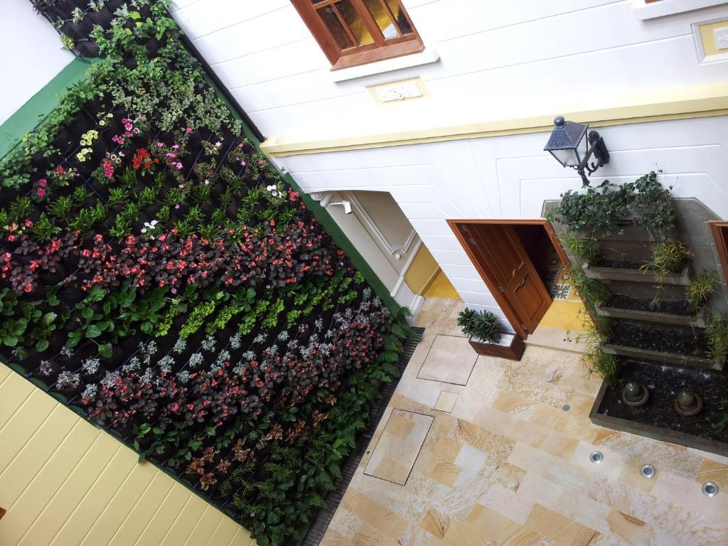 Hotel Santa Lucia Boutique Spa ボゴタ エクステリア 写真 A green wall in a courtyard